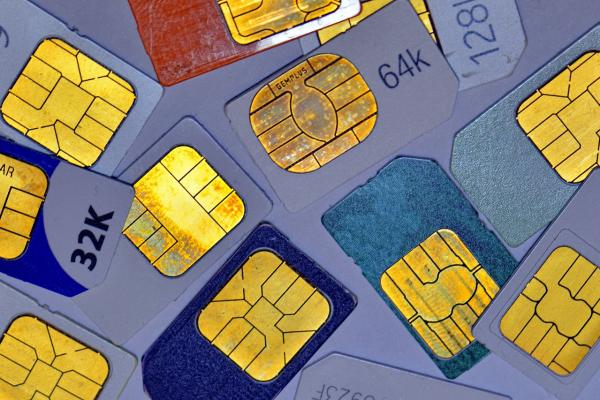 Şarlatani care înşelau oamenii cu abonamente de telefon, arestaţi în Prahova