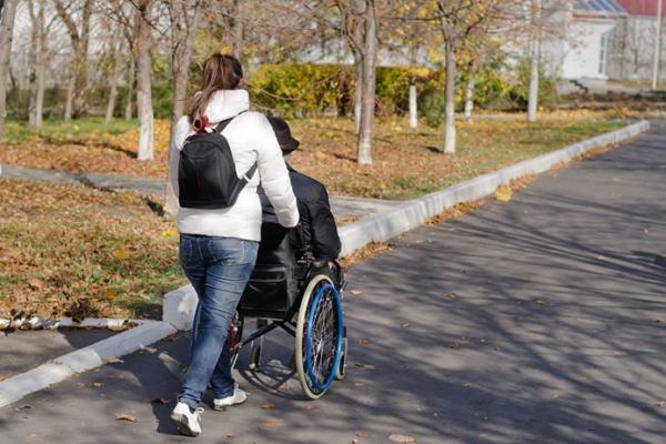 De la îngrijitoare, la amantă și hoață. O tânără ROMÂNCĂ, spaima unui italian invalid: "Am fost BĂTUT, mi-a furat tot, chiar și chiuveta din baie!"