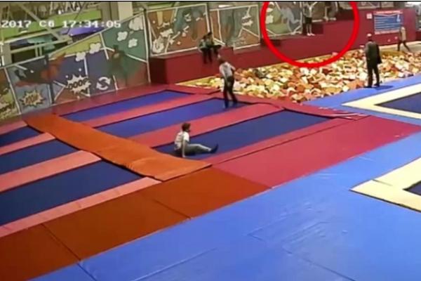ACCIDENT groaznic! Un politician și-a RUPT GÂTUL după un salt spectaculos la un loc de joacă. Bărbatul a murit sub ochii copilului (VIDEO)