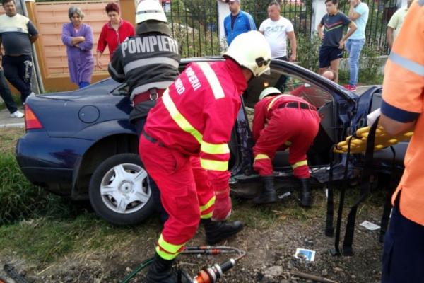 NENOROCIRE în Prahova! Sunt trei VICTIME în urma unui accident teribil. O persoană este încarcerată, intervin pompierii şi poliţia
