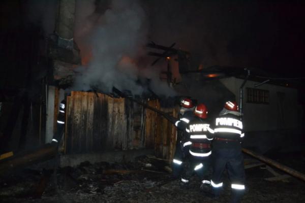 Incendiu violent în Neamț. O mamă a murit, iar fiul ei a fost rănit grav de focul care le-a distrus casa