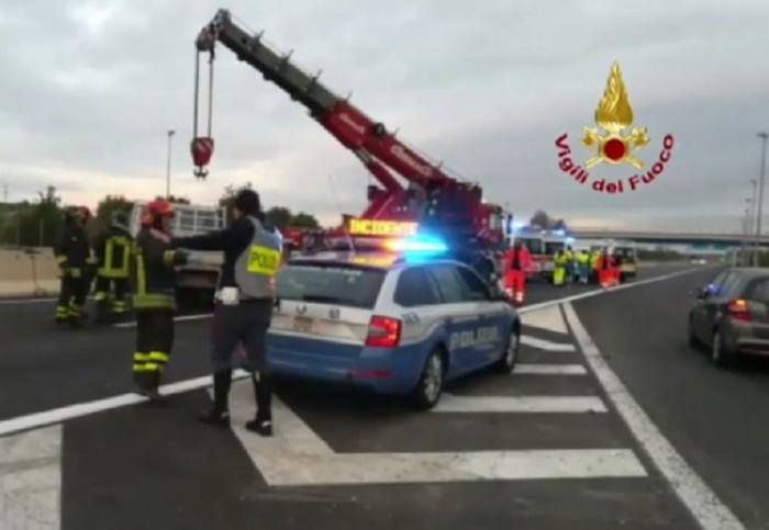 TRAGEDIE ROMÂNEASCĂ în Italia! Un tânăr de 29 de ani a sfârşit într-un accident terifiant. Impactul a fost devastator. Românul a fost aruncat zeci de metri prin parbriz (VIDEO)