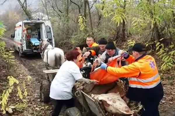 IMAGINI greu de crezut! O femeie, bolnavă de diabet și inconștientă, este dusă cu CĂRUȚA la ambulanță, după un drum care a durat 30 de minute (VIDEO)