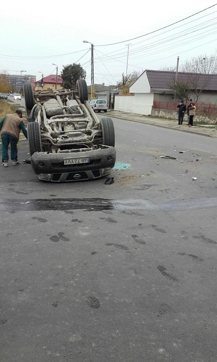 Accident şocant la Constanţa. Un Jeep a ajuns cu roţile în sus, în urma unui impact devastator. Sunt victime! (FOTO)