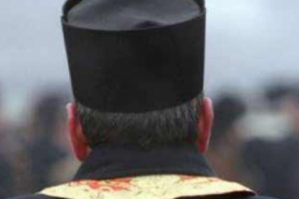 Păcat de moarte comis de preotul din satul doljean Grindeni! Sătenii sunt îngroziţi de ce au găsit în curtea casei parohiale