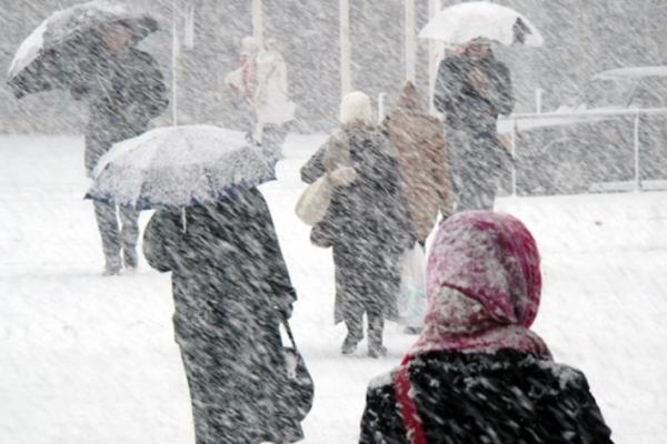 Alertă meteo de ninsori şi viscol, până miercuri seară! Avertizare ANM: "Se va depune un strat consistent de zăpadă!"