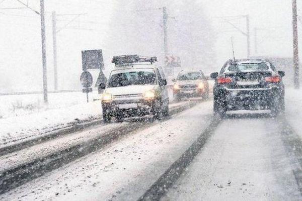 Ninsoare şi viscol în România. Se circulă în condiţii de iarnă pe mai multe drumuri naţionale. Unde se intervine pentru deszăpezire (VIDEO)