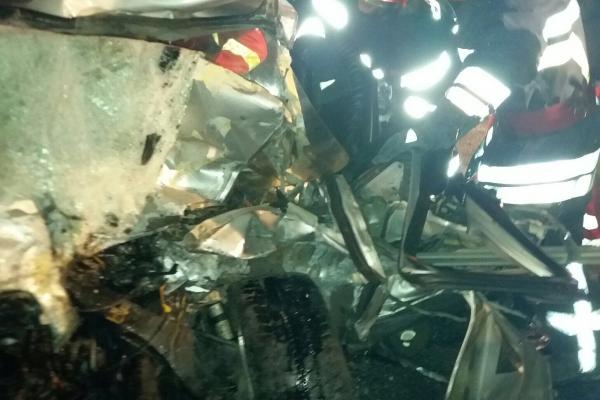 Accident groaznic în Prahova. Un tânăr de doar 19 ani a murit, după ce BMW-ul în care se afla a intrat pe contrasens și a fost spulberat de un TIR