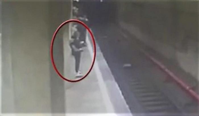 Magdalena Şerban fusese concediată cu câteva ore înainte să comită crima de la metrou! Foştii colegi ai femeii dezvăluie ce s-a întâmplat în ziua tragediei (Video)