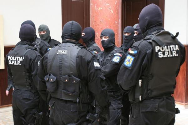 Percheziţii de amploare, la persoane suspectate de trafic de droguri! S-au ridicat 10 kg de cannabis şi sume mari de bani