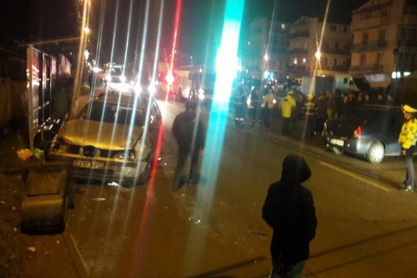 O maşină a intrat într-o staţie de autobuz, la Cluj. Un copil de 12 ani e printre răniţi