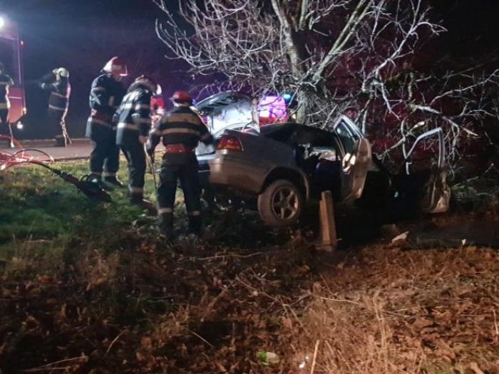 Tragedie în Constanţa, în apropiere de Ciocârlia! O tânără a murit după ce s-a izbit cu maşina de un copac. Şoferul este în stare critică (Video dramatic)