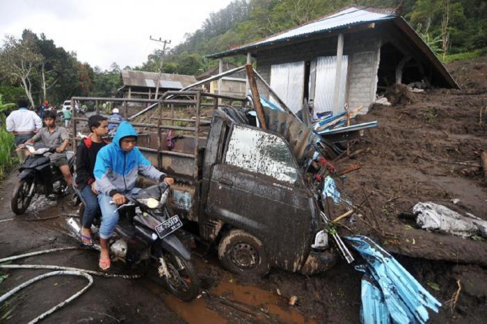 PRĂPĂD în urma ploilor! 12 morţi şi alţi zeci de răniţi, după ce mai multe alunecări de teren s-au produs în centrul Indoneziei (FOTO)