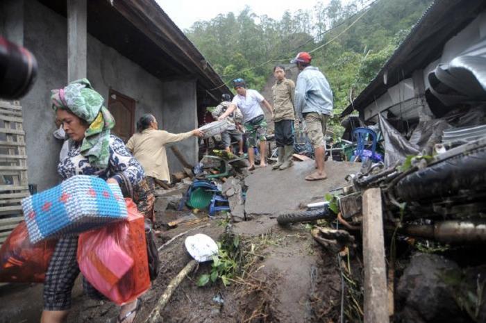 PRĂPĂD în urma ploilor! 12 morţi şi alţi zeci de răniţi, după ce mai multe alunecări de teren s-au produs în centrul Indoneziei (FOTO)