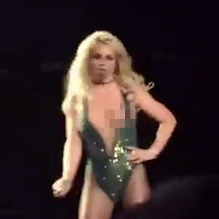 OOPS! Costumul sexy i-a jucat feste lui Britney Spears, chiar în timpul unui concert! Le-a arătat fanilor mai mult decât plănuise (VIDEO)