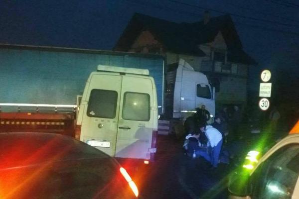 VIDEO Accident cu 16 victime în judeţul Cluj, unde un microbuz s-a ciocnit cu un TIR