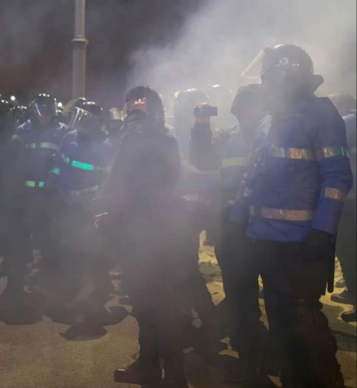 Reacţia Jandarmeriei la înregistrarea video cu ofiţerul acoperit, lovit de colegi la proteste. Imagini noi