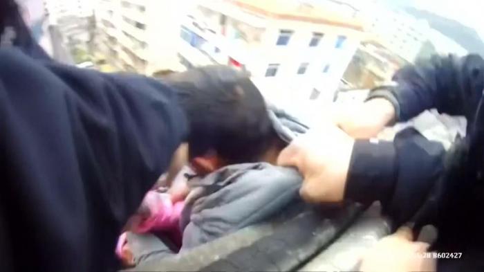 SALVARE DRAMATICĂ: sinucigașă PRINSĂ DE PĂR, când s-a aruncat de pe un bloc de 20 de metri (VIDEO)