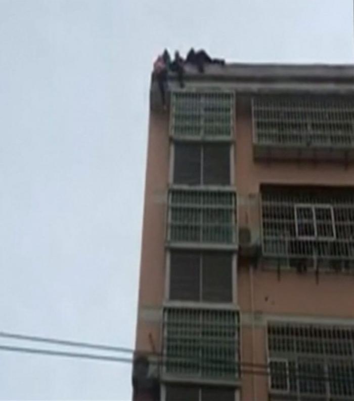 SALVARE DRAMATICĂ: sinucigașă PRINSĂ DE PĂR, când s-a aruncat de pe un bloc de 20 de metri (VIDEO)