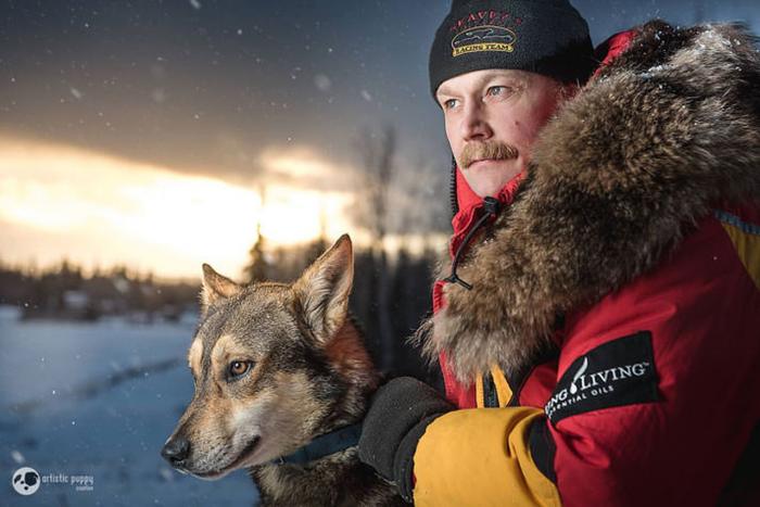 RECORD incredibil! Iditarod, o cursă de sănii trase de câini, a fost câştigată de cel mai vârstnic şi mai rapid concurent din istoria sa (FOTO&VIDEO)