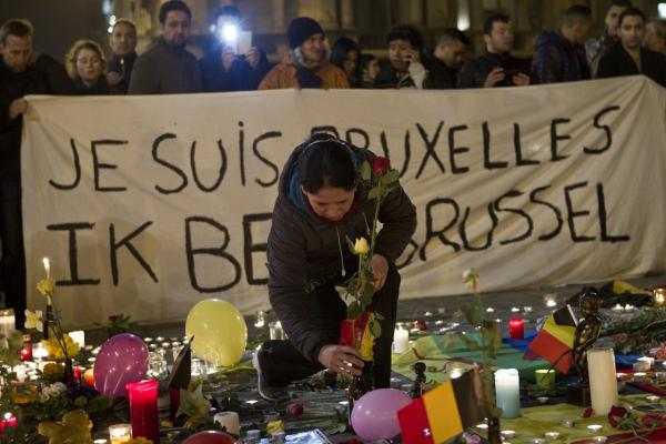 Momente de reculegere pe aeroportul din Bruxelles. Belgia marchează un an de la atentatele soldate cu 32 de morţi