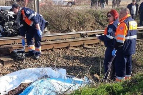 O maşină a fost LOVITĂ DE TREN în judeţul Neamţ. Trei persoane au fost rănite, între care un COPIL de doi ani