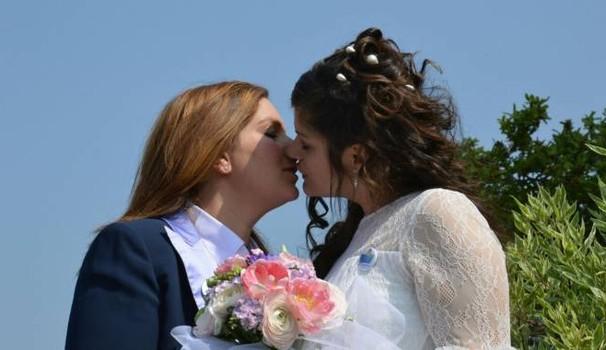 Românca și iubita ei italiancă la nuntă