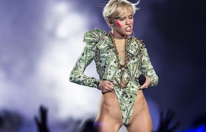 Miley Cyrus a fost prădată de hackeri! Pe internet au apărur poze nud furate de la artistă