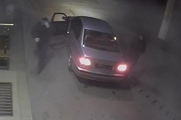 Jaf ca-n filme la Rucăr, surprins de camerele de supraveghere! Numerele ascunse la maşină, cagule pe cap şi 75 de secunde pentru a da lovitura! (VIDEO)