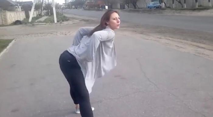 Ispita... dureroasă: distraşi de dansul lasciv al unei fete, un motociclist şi un şofer s-au făcut praf (VIDEO)