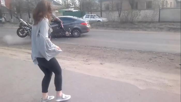 Ispita... dureroasă: distraşi de dansul lasciv al unei fete, un motociclist şi un şofer s-au făcut praf (VIDEO)