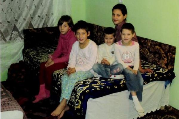 În sfârşit şi-au găsit liniştea! După ani de suferinţă şi durere, cinci surori din România au primit un ajutor neaşteptat, dar nu de la români