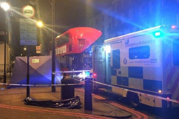 Descoperire terifiantă, la Londra! Un bărbat înjunghiat mortal a fost găsit într-un autobuz