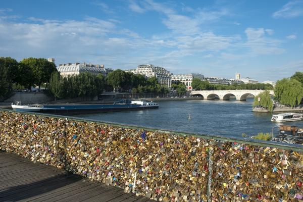"Lacătele iubirii” de pe podurile din Paris, scoase la licitaţie. Capitala îndrăgostiţilor strânge bani pentru refugiaţi