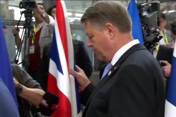 Klaus Iohannis a provocat furie printre britanici pentru că a mutat steagul țării lor, la summitul UE. Au fost injurii și la adresa românilor