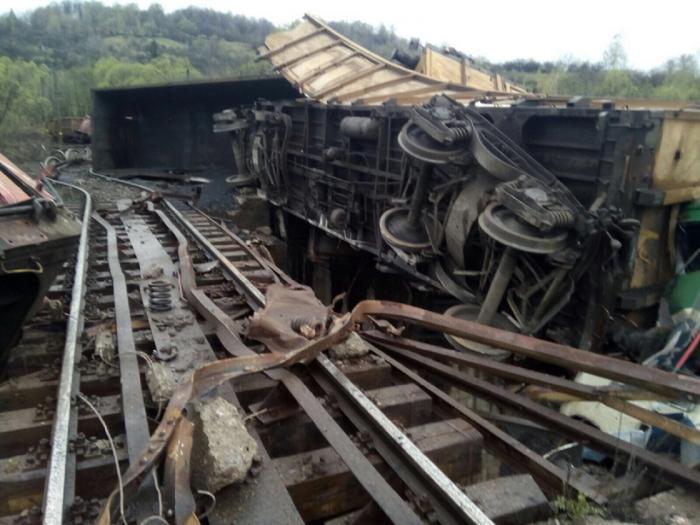 Accident feroviar GRAV! Mecanici de locomotivă MORŢI, după ce un tren s-a RĂSTURNAT lângă Petroşani. VIDEO de la locul tragediei