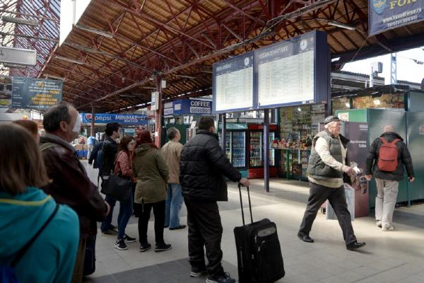 Numărul biletelor de tren pentru studenţi s-a dublat, după acordarea gratuităţii. CFR rămâne fără vagoane şi anunţă PROTESTE