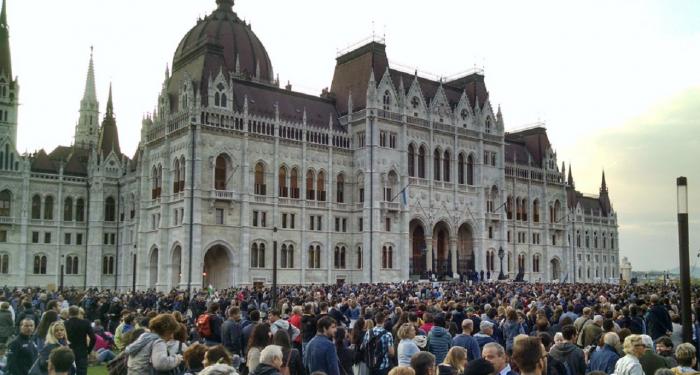 Protest uriaș la Budapesta! Zeci de mii de oameni, ÎN STRADĂ pentru universitatea miliardarului George Soros