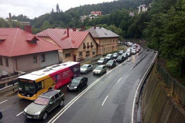 Trafic infernal! Românii se întorc acasă din Minivacanţa de 1 Mai. Coloanele de maşini, în Prahova şi Constanţa