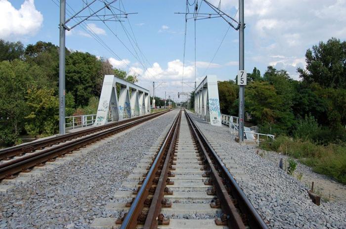 SELFIE mortal! Adolescentul electrocutat pe podul de cale ferată din Herastrau a murit, după o lună de chinuri. Avea arsuri pe aproape tot corpul
