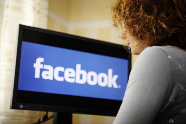 Cercetătorii avertizează: Facebook creează mai multă dependenţă decât ALCOOLUL sau FUMATUL