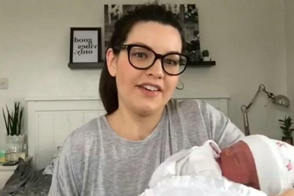 A născut, ÎN DIRECT, pe Facebook: O tânără şi-a adus pe lume cel de al doilea copil în timp ce era privită de ZECI de mii de oameni
