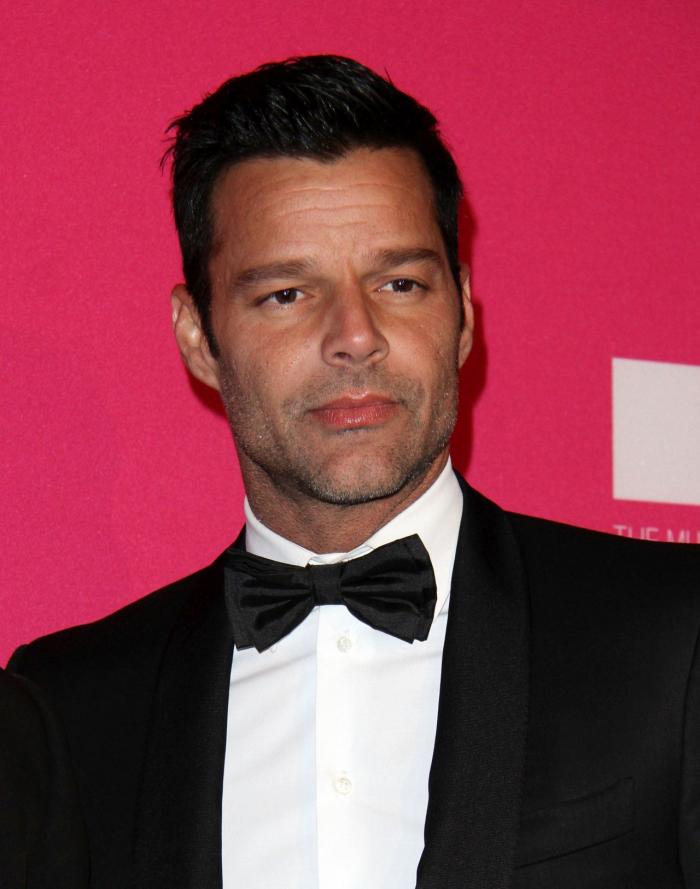 IMAGINI tulburătoare: Ricky Martin strânge la piept trupul neînsuflețit al iubitului său, pe platourile de filmare la ”Versace: American Crime Story” (FOTO)