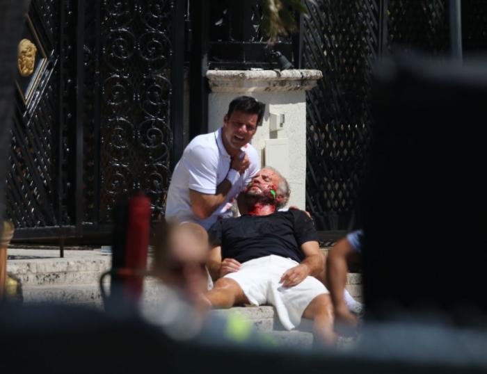 IMAGINI tulburătoare: Ricky Martin strânge la piept trupul neînsuflețit al iubitului său, pe platourile de filmare la ”Versace: American Crime Story” (FOTO)