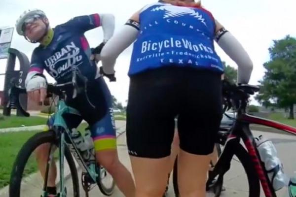 Un biciclist a fost împuşcat în spate, în timp ce se plimba cu prietenii. Momentul a fost filmat de un alt sportiv( VIDEO)