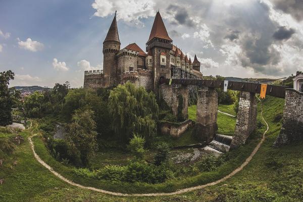 JAF la Castelul Corvinilor! Hoţii au FURAT peste 170 de MII de lei din casierie