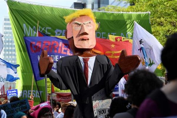 Summit cu protest! Sute de oameni s-au adunat în faţa sediului NATO, nemulţumiţi de Trump şi alianţa militară