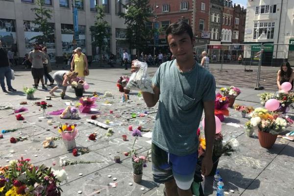 Un adolescent român doarme în stradă la Liverpool, pentru a păzi florile şi lumânările depuse în memoria victimelor atentatului de la Manchester