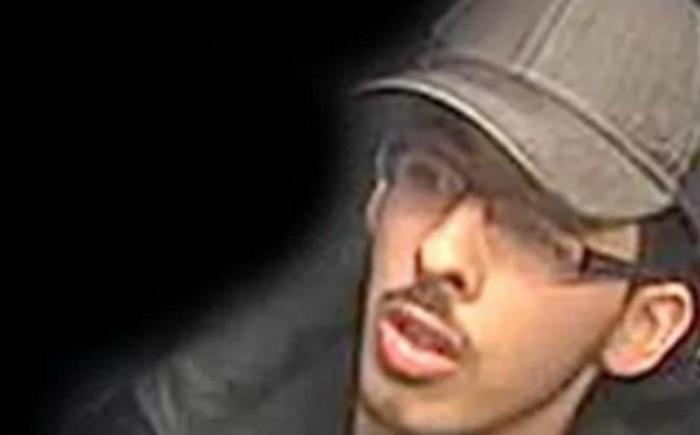 Poliția britanică a publicat imagini cu teroristul de la Manchester, surprinse chiar ÎNAINTEA ATACULUI