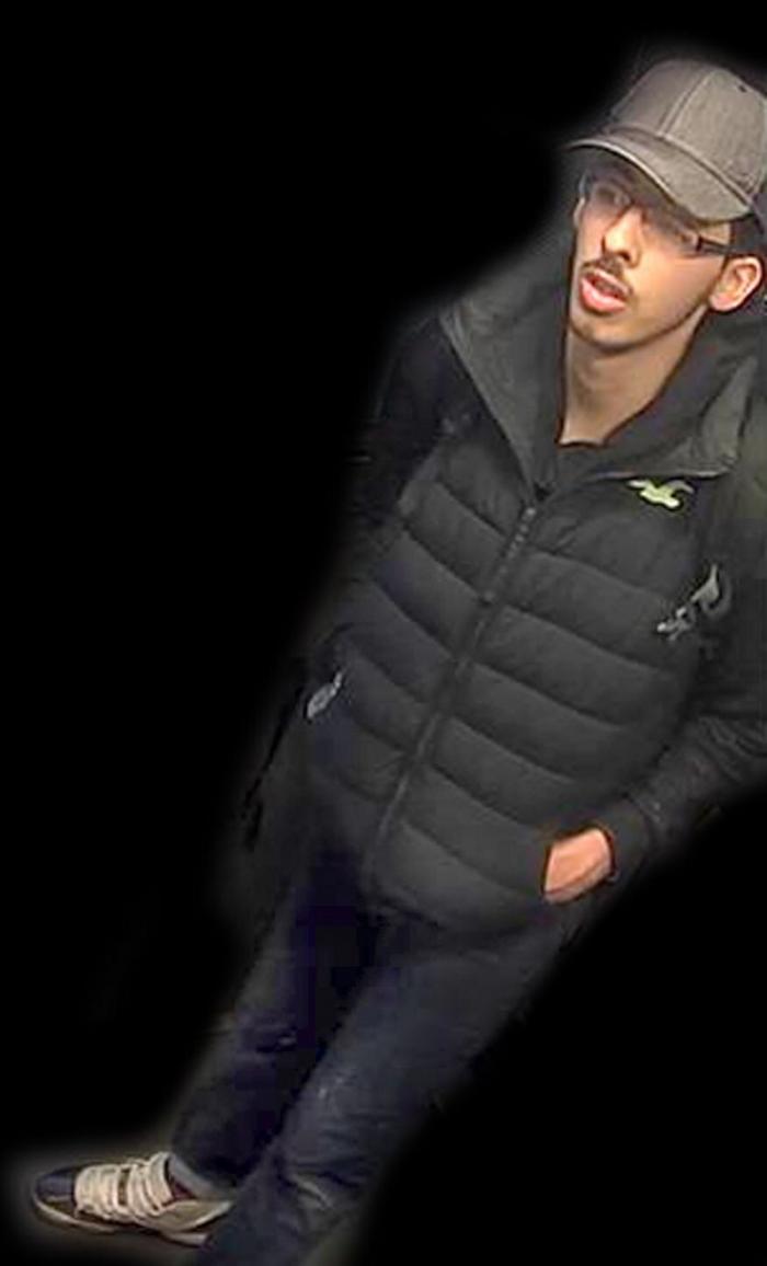 Poliția britanică a publicat imagini cu teroristul de la Manchester, surprinse chiar ÎNAINTEA ATACULUI